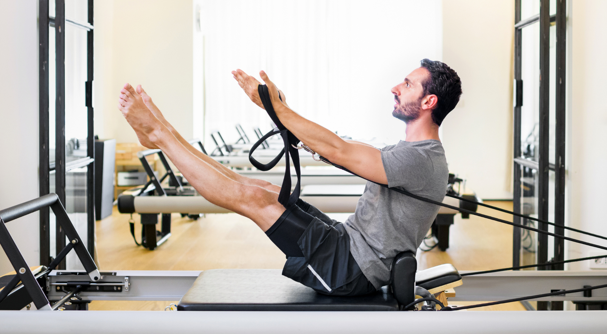 uomo fa pilates sul reformer